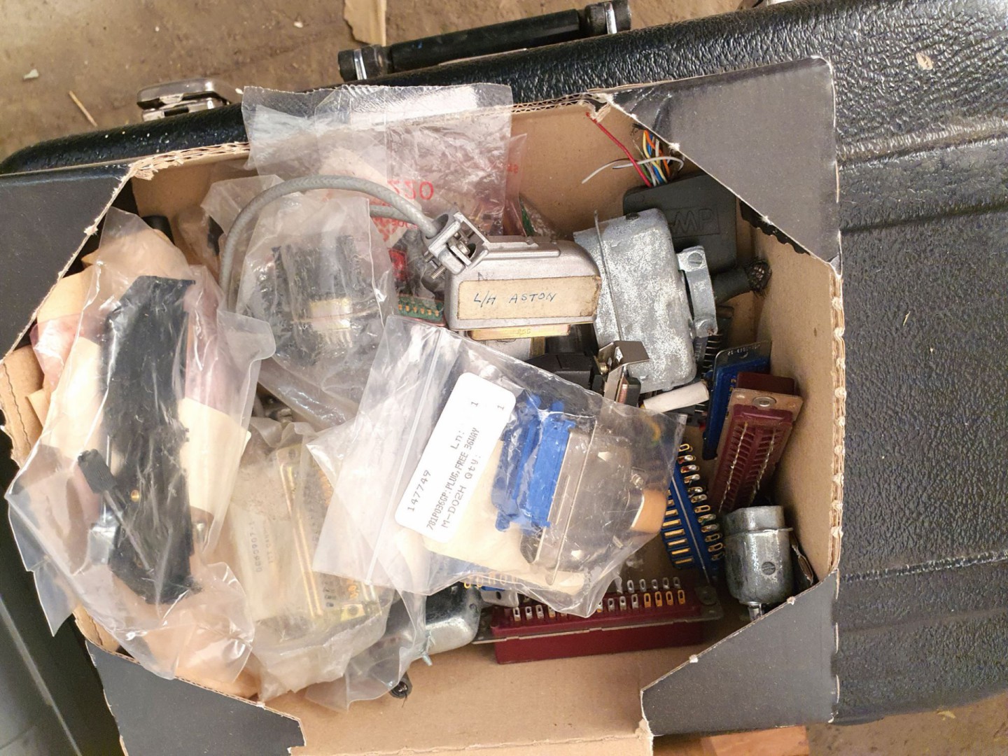 Large Qty various connectors inc: BNC, scart etc (...