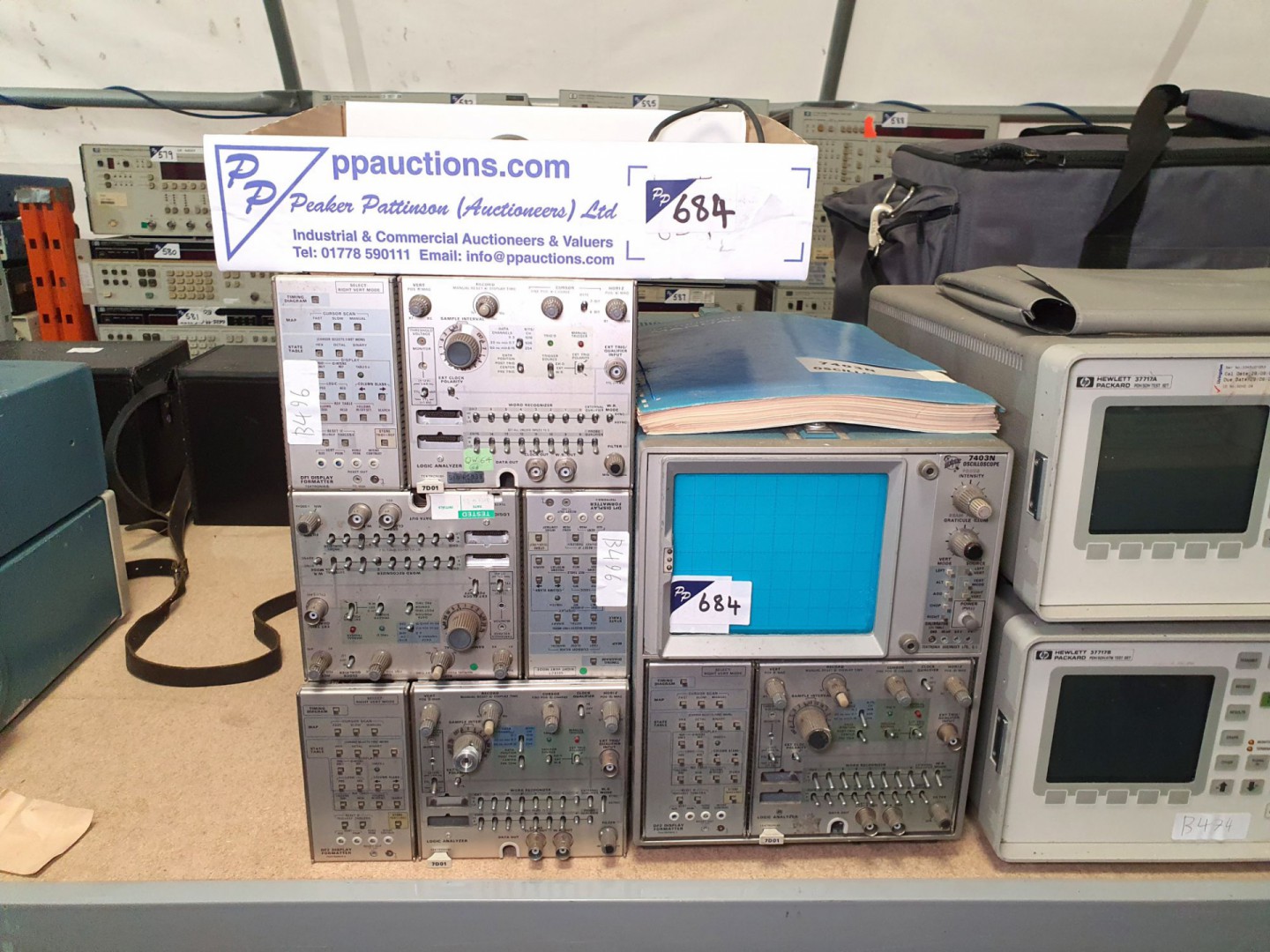 Tek 7403N oscilloscope with 4x 7D01 logic analyser...