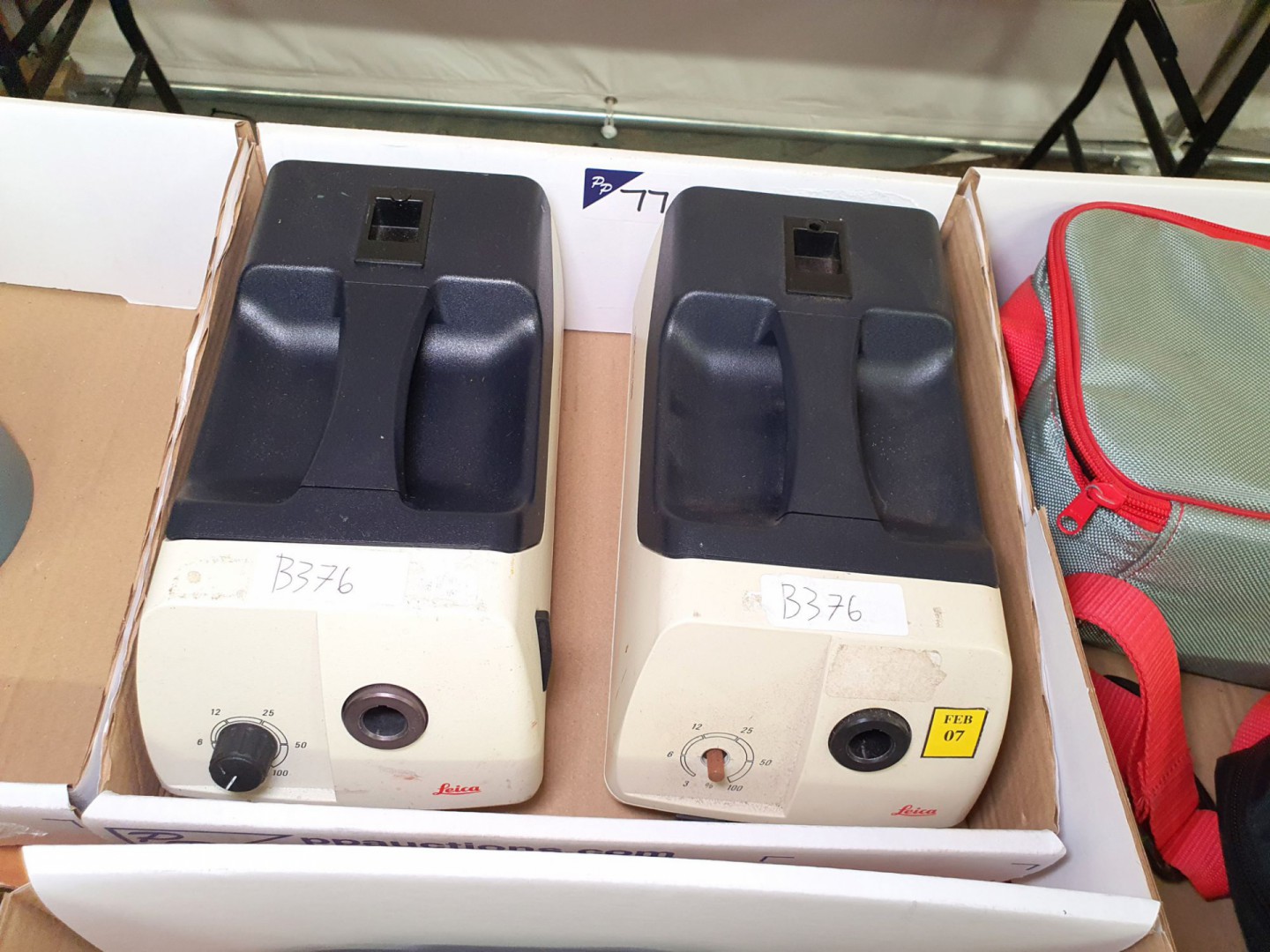 2x Leica GLS 100 light source (B376) - Lot located...