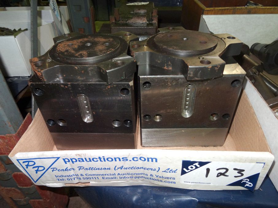 Pair 150x150mm tool posts - lot located at: PP Sal...