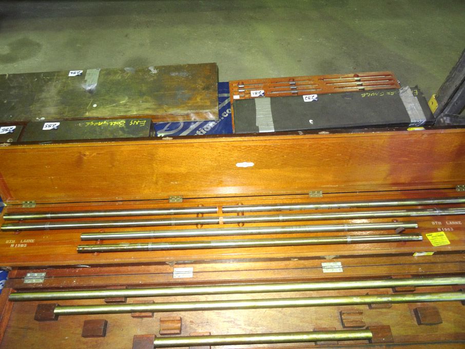 PVE length bars in wooden case - lot located at: P...