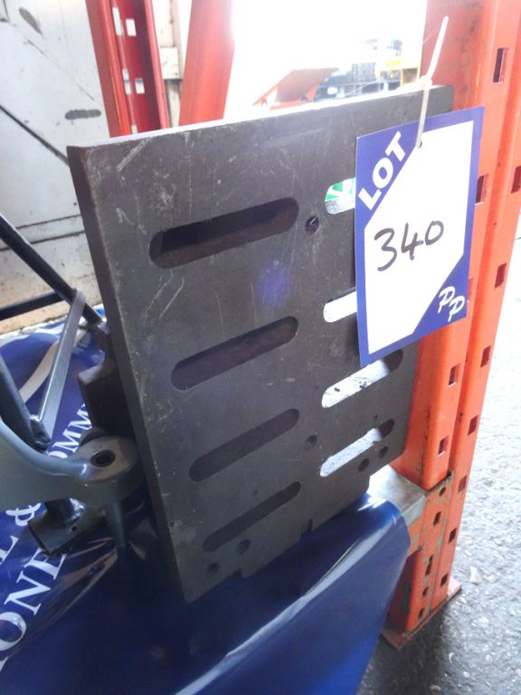 Adjustable CI angle plate, 320x230mm approx - lot...