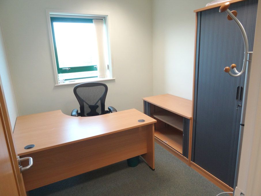 Contents of office inc: 1600x1200 'L' shaped woode...