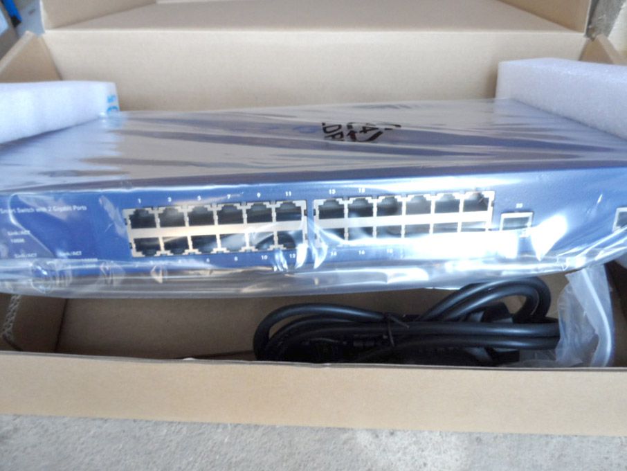 Netgear FS726T Prosafe Port 10 / 100 smart switch...
