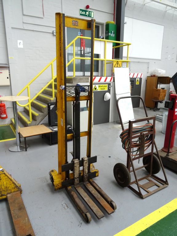 Sherpa 301 manual lifter, 800lbs max capacity