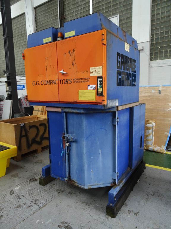 Garbage Gorger Europack 2501 waste compactor (2003...