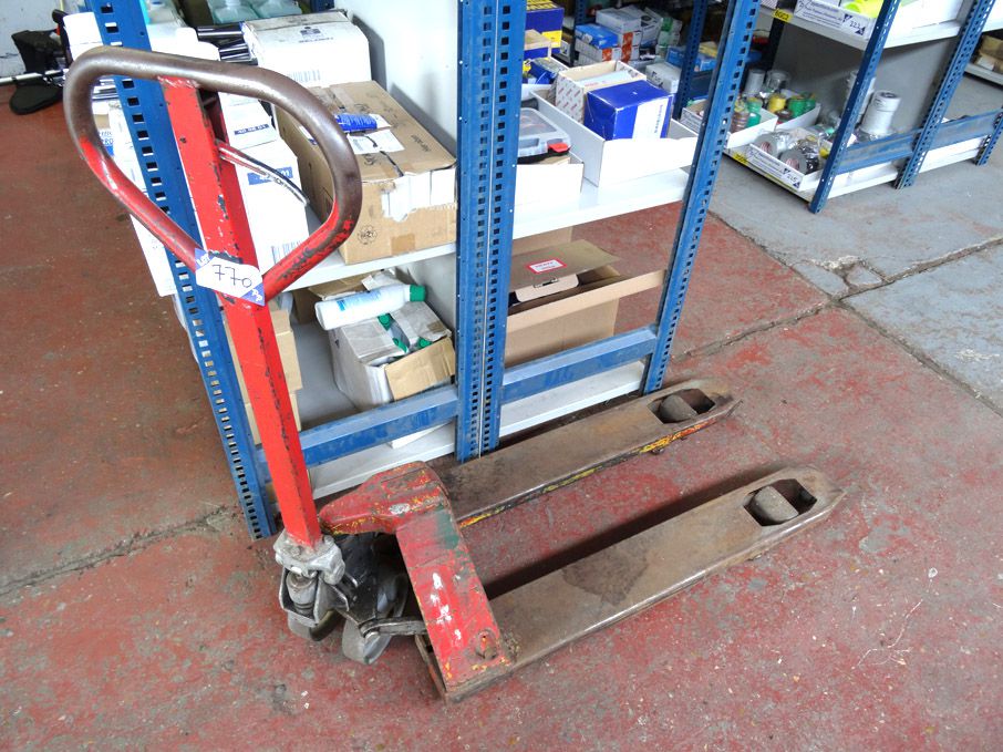 AMEND: Should Read '2000kg capacity manual pallet...