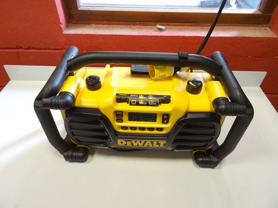 Dewalt DC013 radio / charger, 110v built in batter...