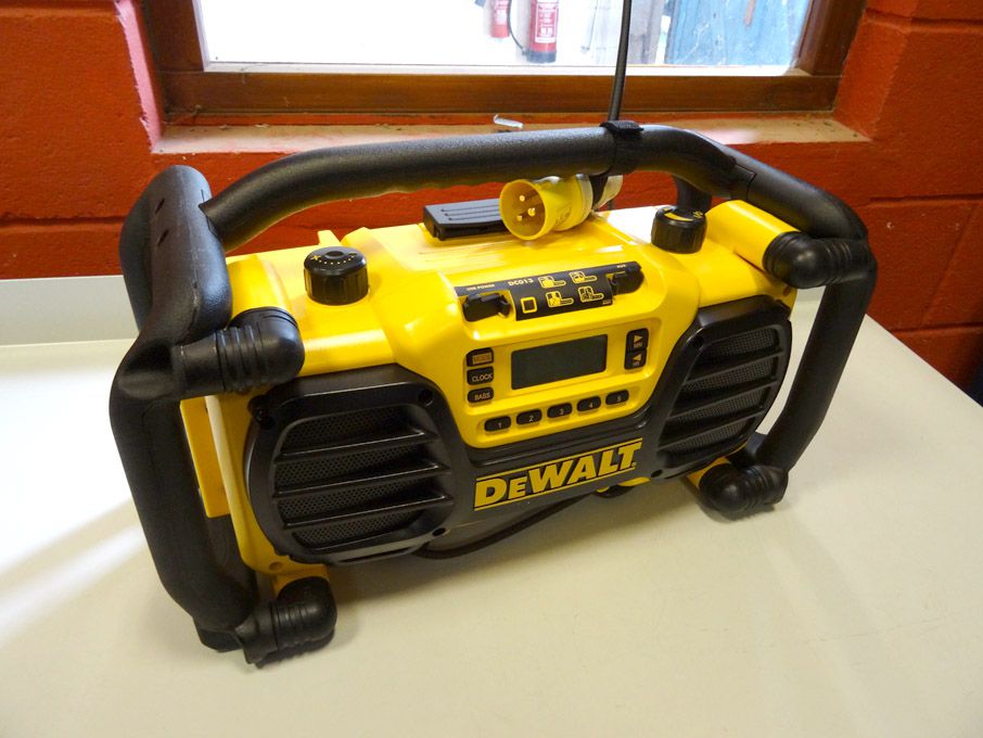 Dewalt DC013 radio / charger, 110v built in batter...