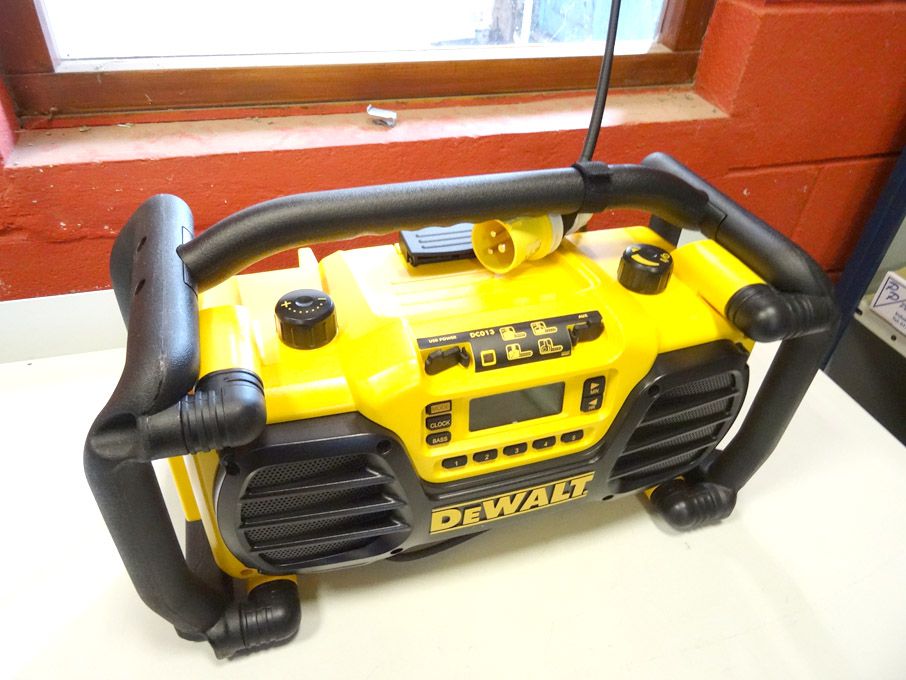 Dewalt DC013 radio / charger, 110v built in batter...