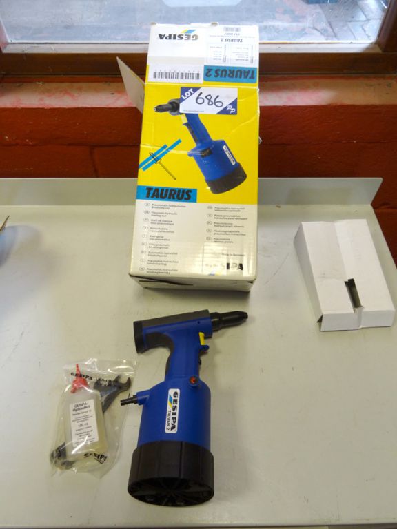 Gesipa Taurus 2 pneumatic / hydraulic riverting to...