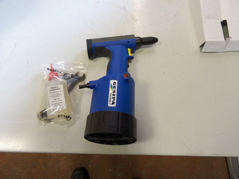 Gesipa Taurus 2 pneumatic / hydraulic riverting to...