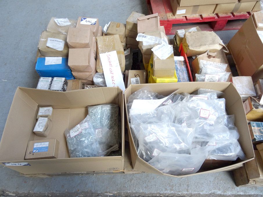 Qty various size socket cap screws on pallet - (pa...