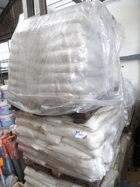200 approx 25kg salt bags on 5 pallets - (packaged...