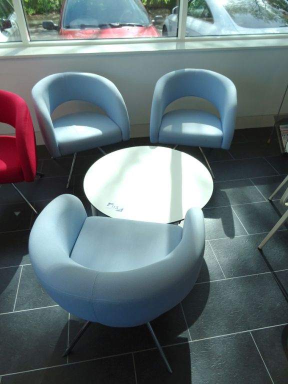 White 840mm dia table with 3x chrome legged, blue...