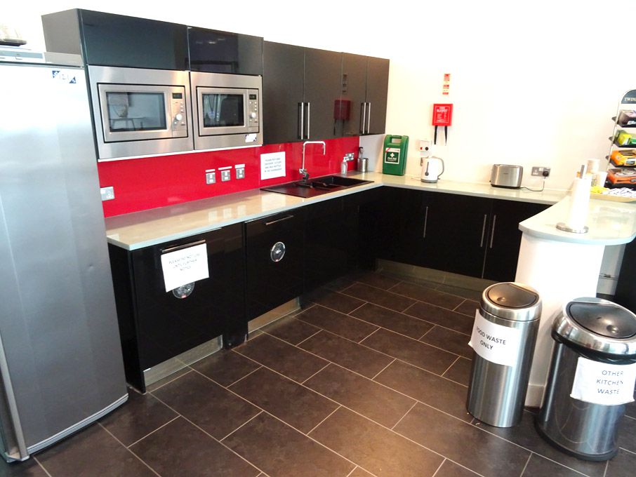 Kitchen area inc: black high gloss wall & base uni...