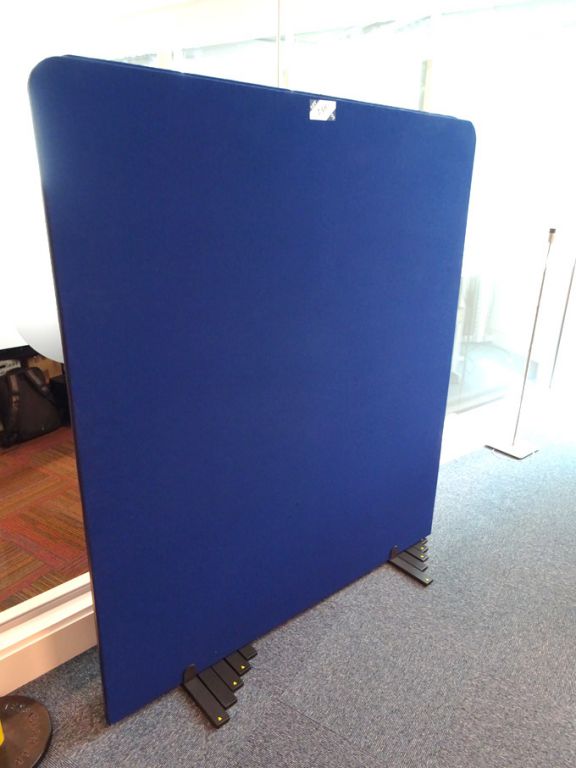 5x blue upholstered floor type screens, 1750x1550m...