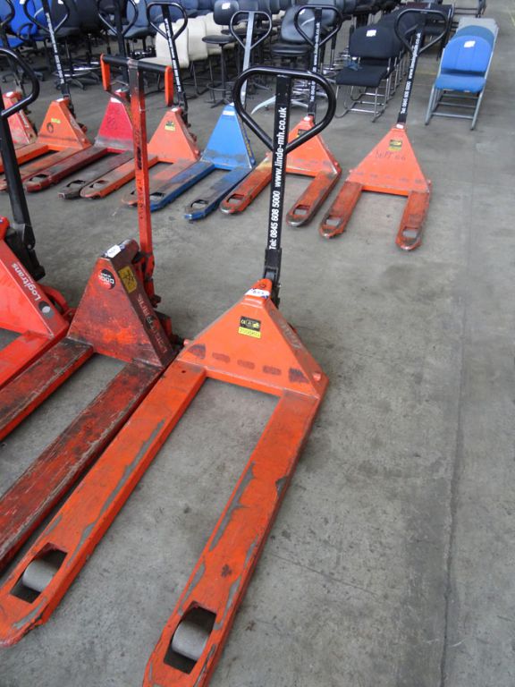 Linde 2000kg manual pallet truck, 685mm width (200...