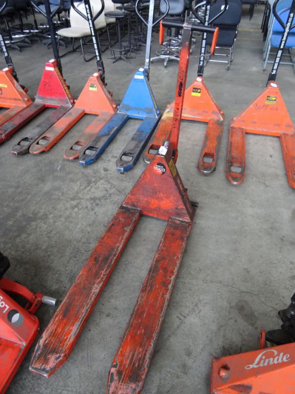 Logitrans 1000kg pallet truck, 540mm width, max li...