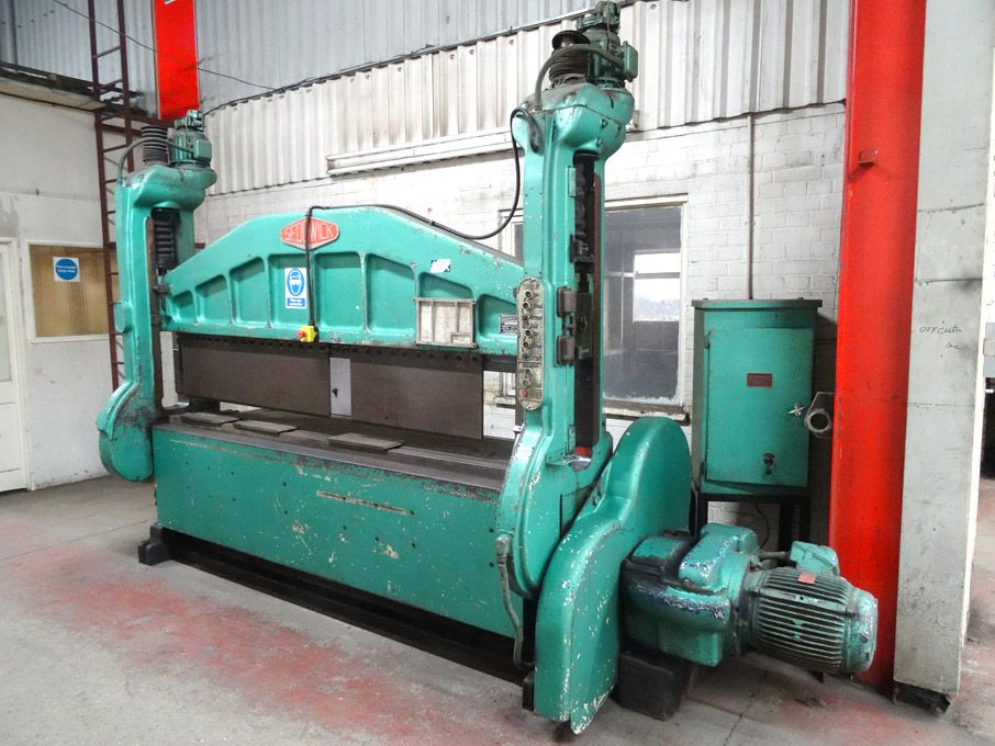 Sedgwick powered plate bending machine, 30 ton, 8'...