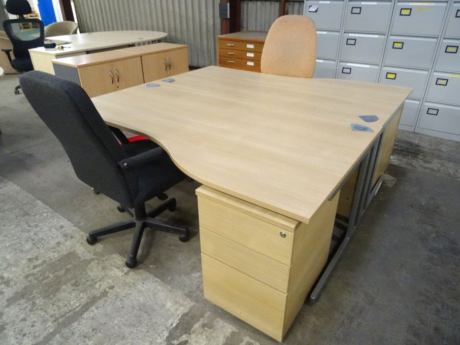 2x 1800x1000mm 'L' shaped light oak office desks,...