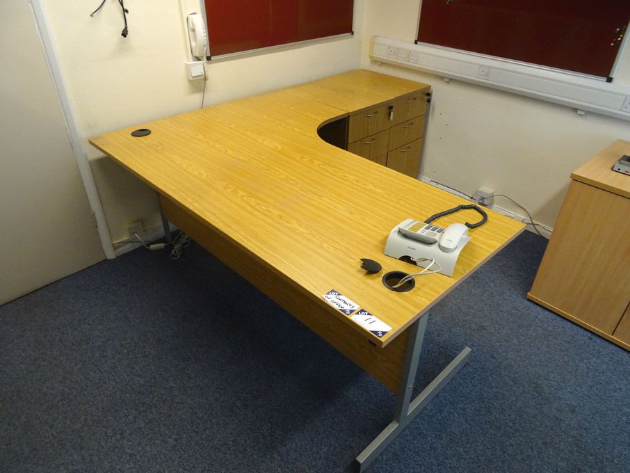 Contents of office inc: 1800x1200mm light oak 'L'...