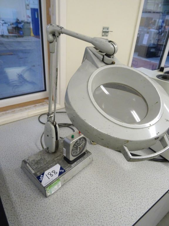 240v bench top light / magnifier & Smiths timer -...