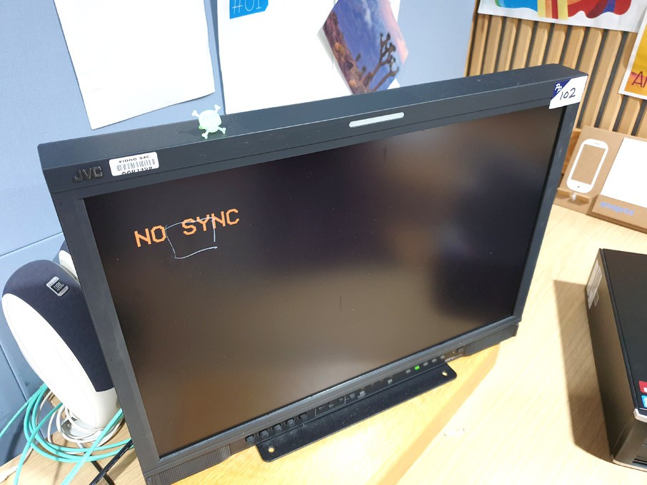 JVC DT-R24L4D multi format LCD monitor