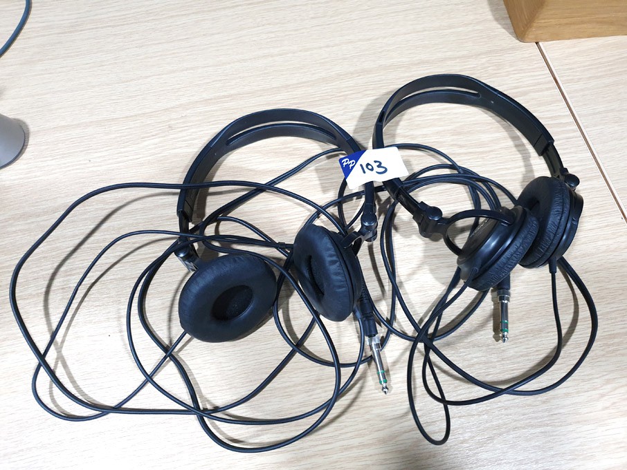 2x Sony MDR-V150 Headphones