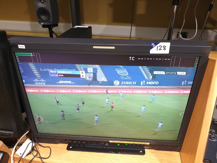 JVC DT-R24L4D multi format LCD studio monitor