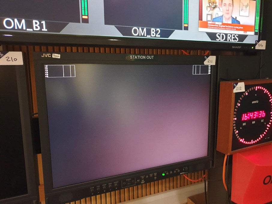 JVC DT-R24L4D multi format LCD monitor