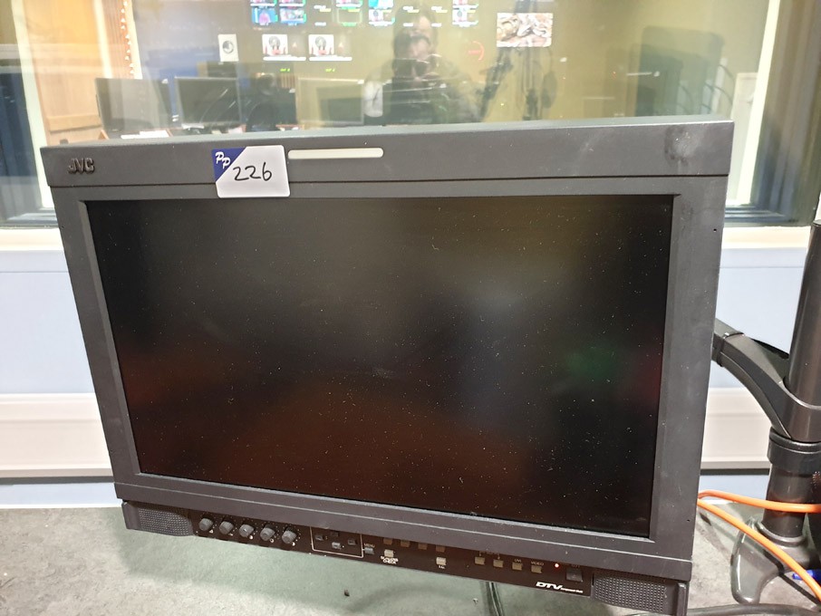 JVC DT-R17L4DEAT multi format LCD monitor