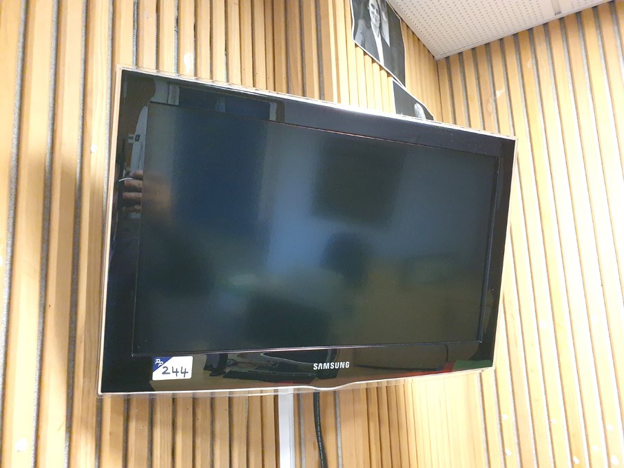 Samsung 26" LCD TV with Human Freeview box