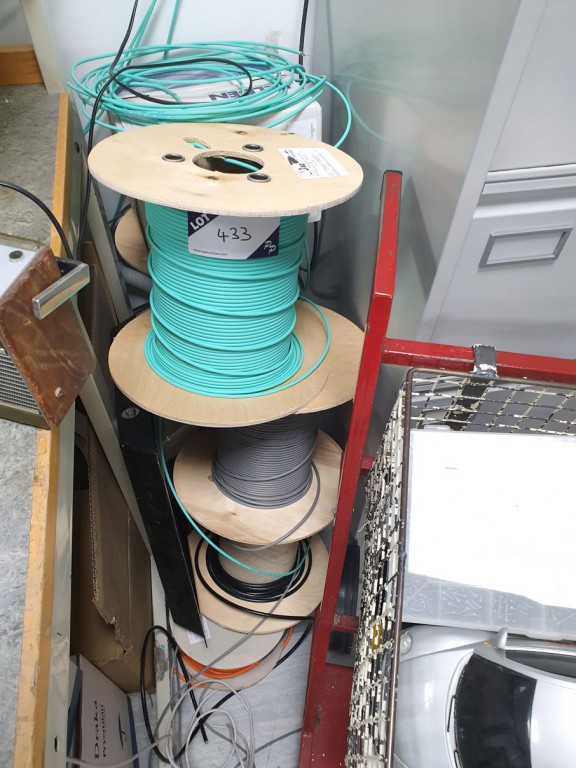 Qty various data cable inc: Draka UC300 Cat 5...