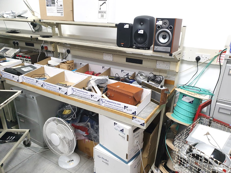 Kaymar 1800x910mm electronics workbench with socke...