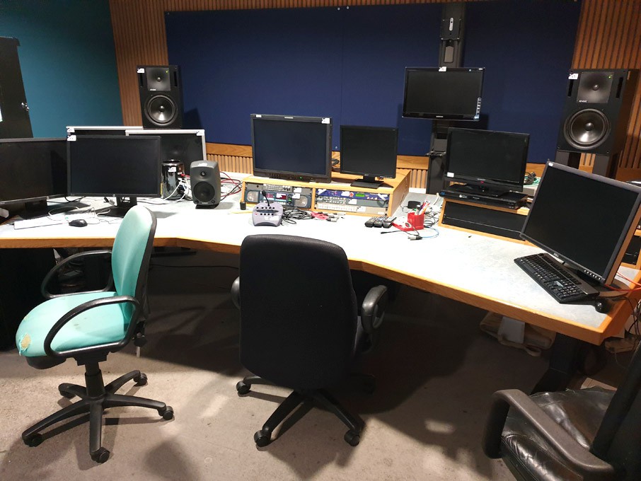 3000x1500mm approx light oak / blue effect studio...