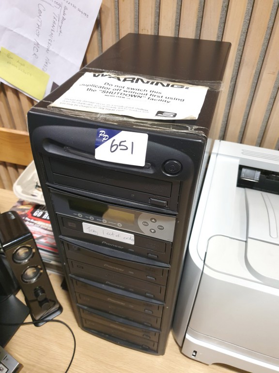 Pioneer 7 bay DVD duplicator (1x drive faulty...