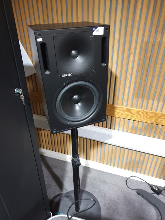 2x Genelec 1032A bi-amplified monitoring speakers...