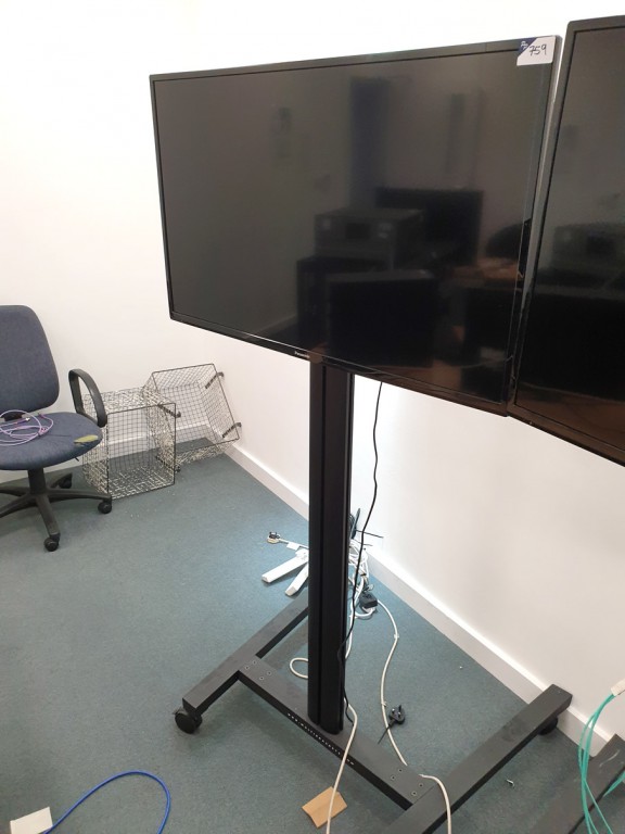 Panasonic TX-40C300B LCD TV on Multi Bracket mobil...