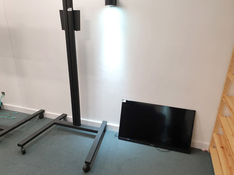 Panasonic TX-40C300B LCD TV on Multi Bracket mobil...