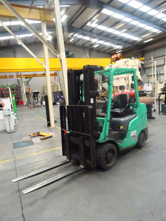CAT (Mitsubishi) GC30NY-LP 2600kg gas forklift tru...