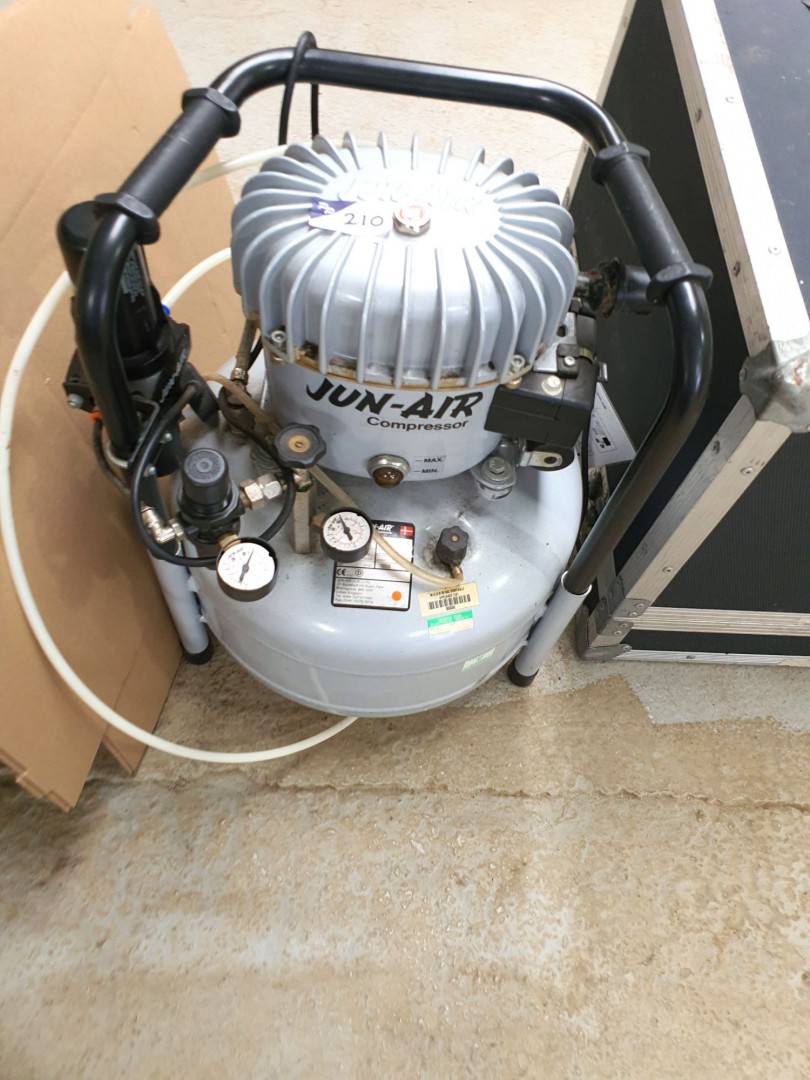 Jun-Air 6-25 compressor (T241) - lot located at: P...