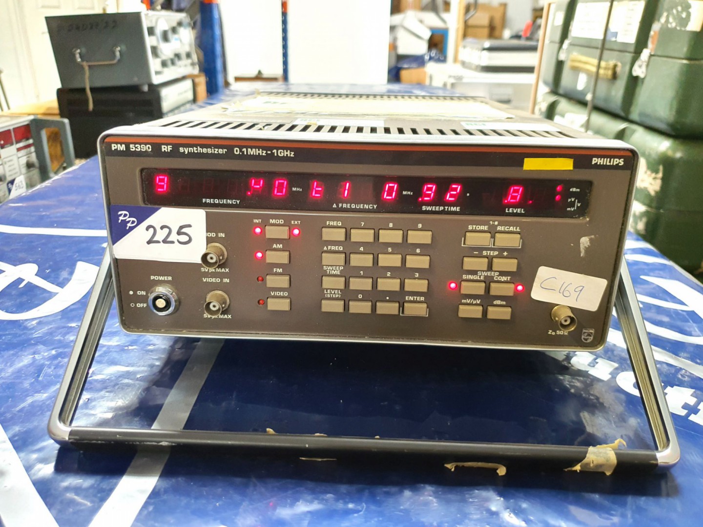 Philips PM5390 RF synthesised signal generator, 0....
