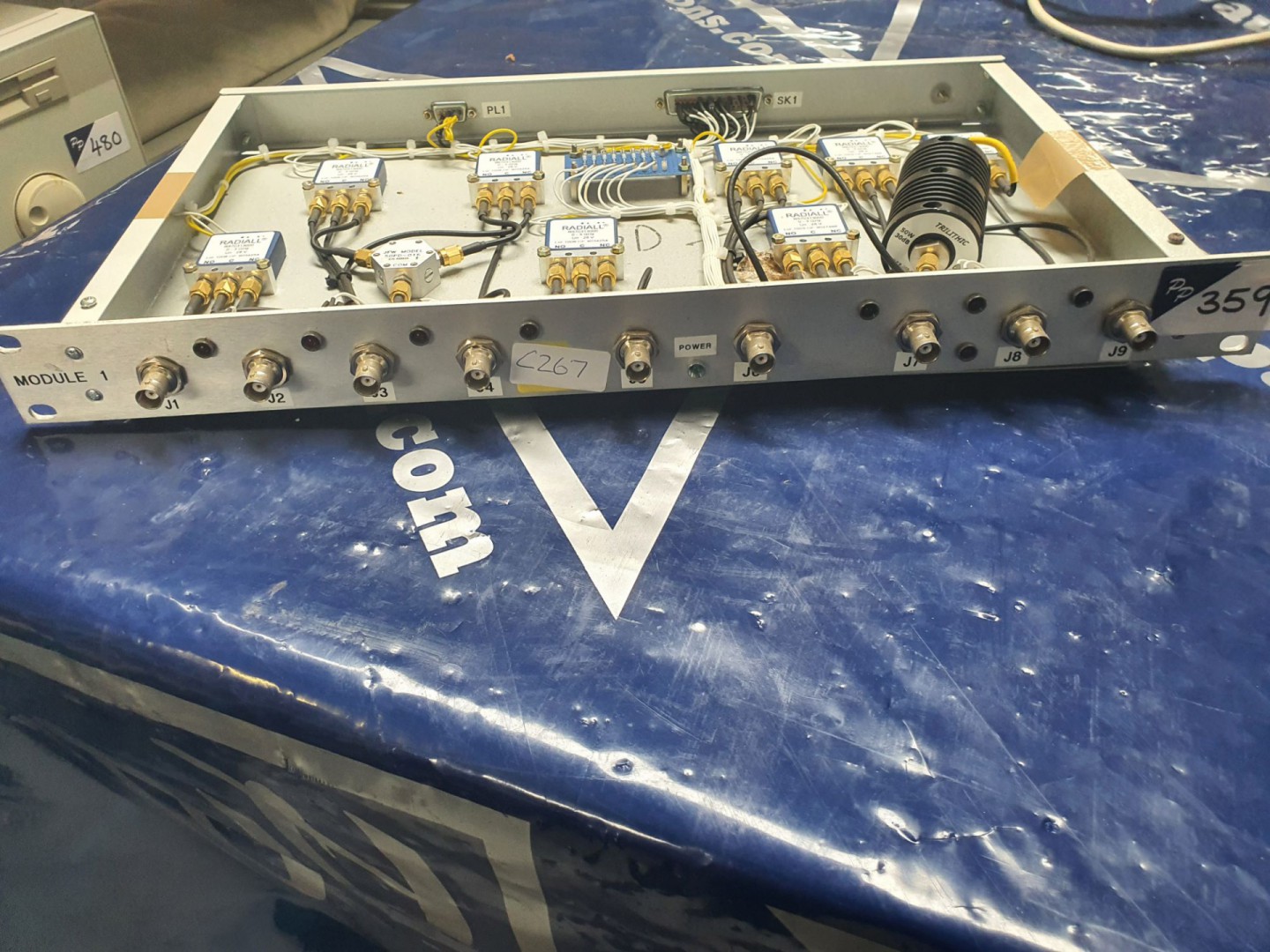 Module 1 distribution unit with 8x Radiall 0-3GHz...
