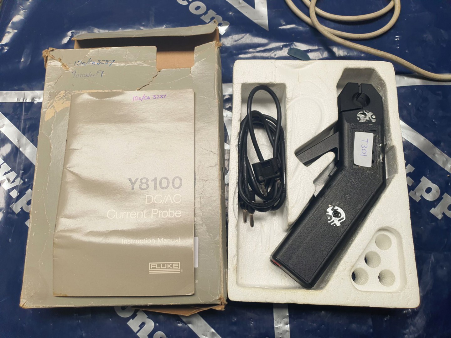 Fluke Y8100 AC/DC current probe with leads, book (...