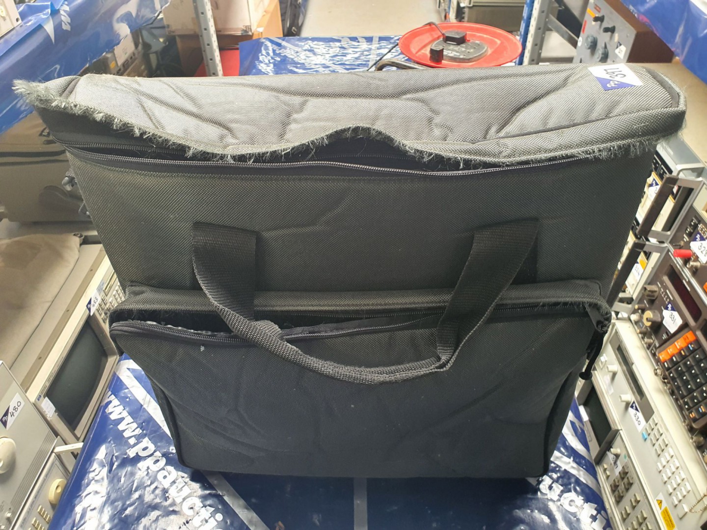 Padded equipment carry bag (T18) - lot located at:...