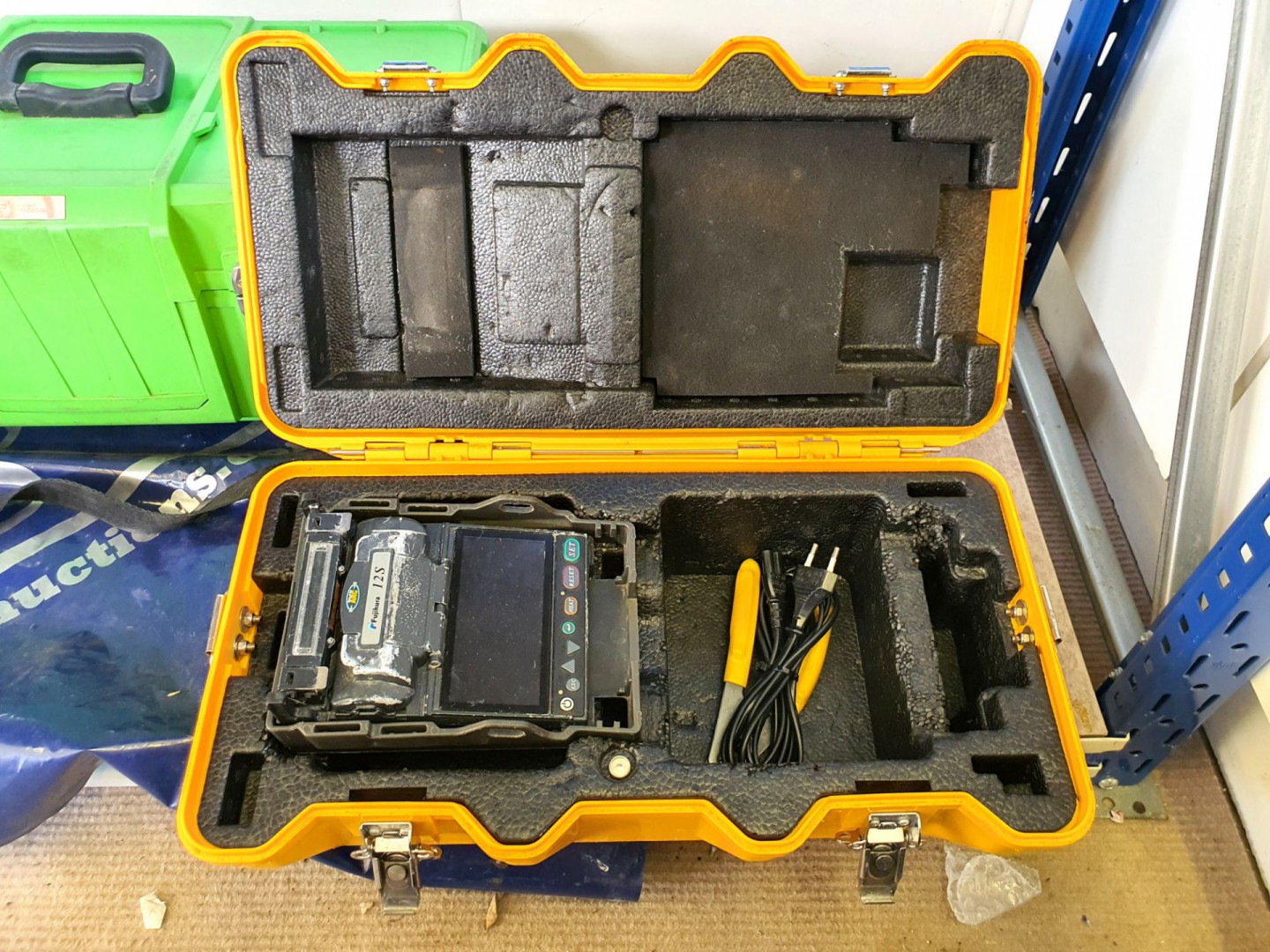 Fujikura 12s fusion splicer in carry case - lot lo...