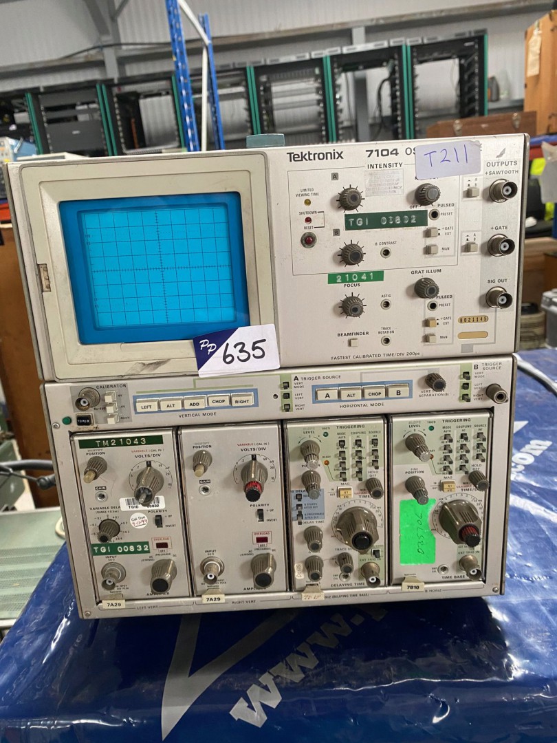 Tektronix 7104 with 2x 7A29 & 7B15 & 1x 7B10 dual...