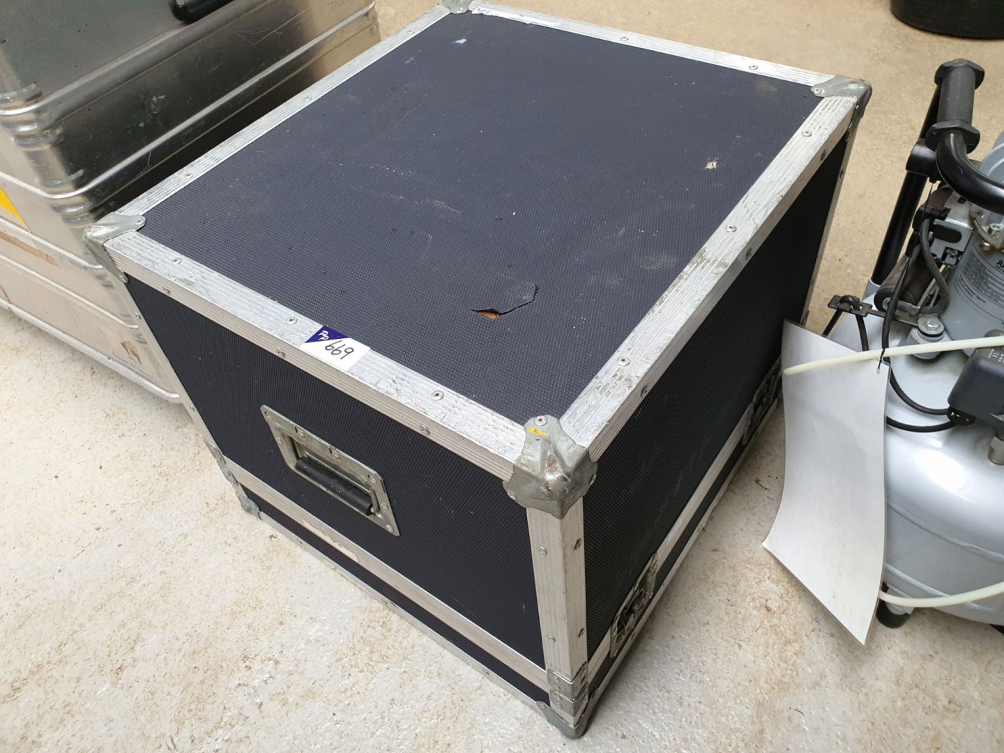 Black vinyl & aluminium transit case (T181) - lot...