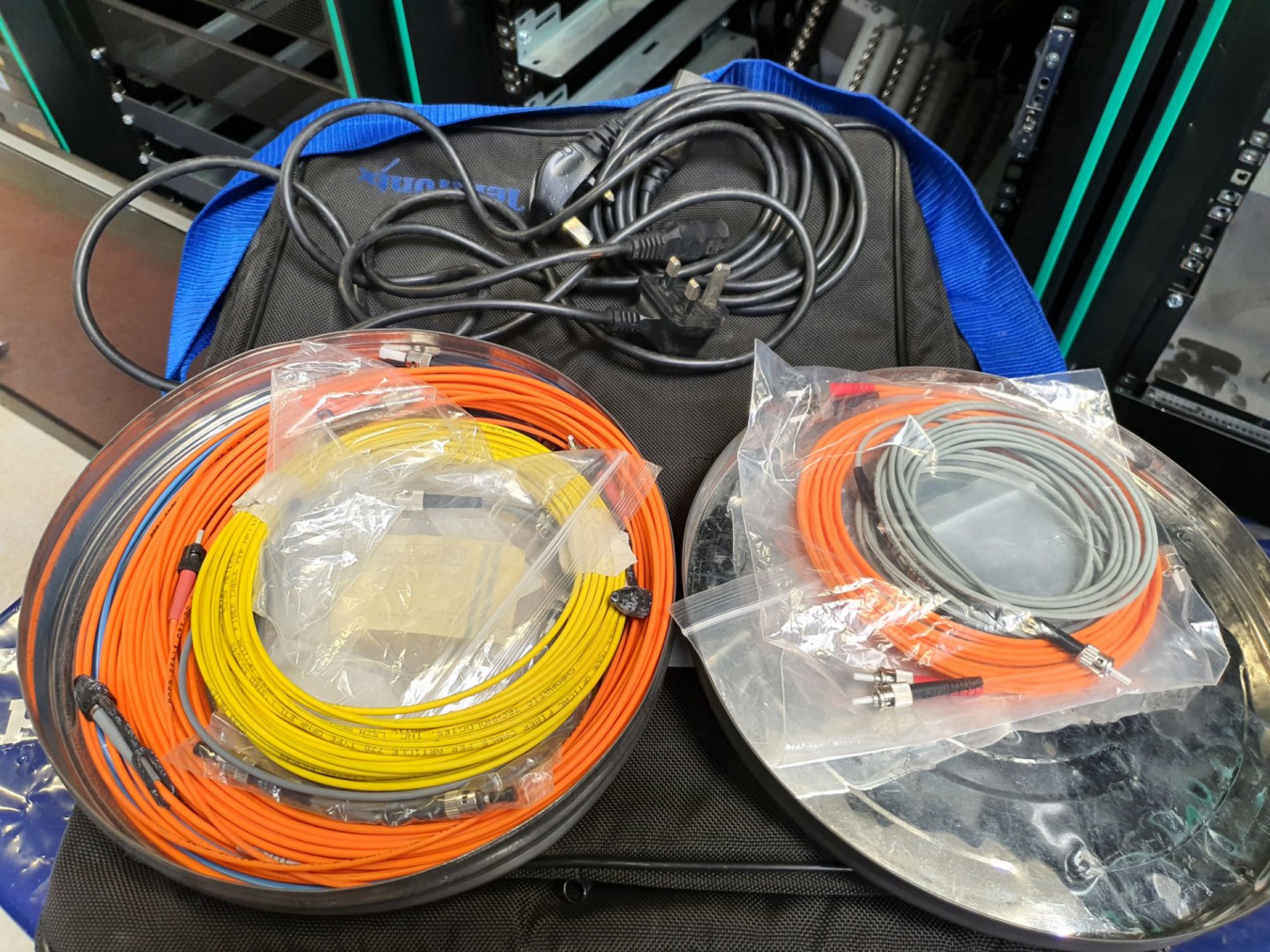 Tektronix TFP2A fiber master, options 14 & 17 with...